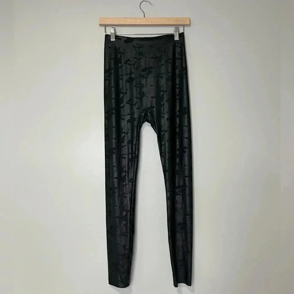 HUE Super  Sleek Layering Hi Rise Camo Legging - Picture 3 of 8